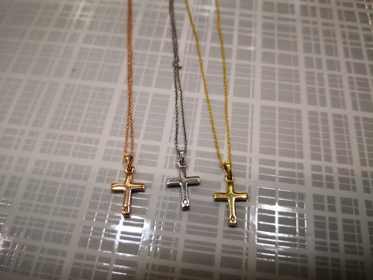 Tres cruces colgantes en oro rosa, blanco y amarillo