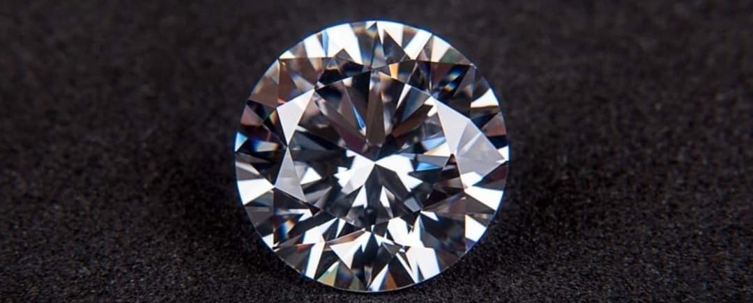 Diamante talla brillante sobre terciopelo negro en Muñoz Joyero