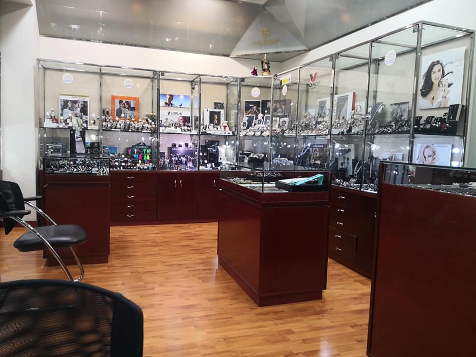 Interior de Muñoz Joyero con vitrinas de relojes y joyas