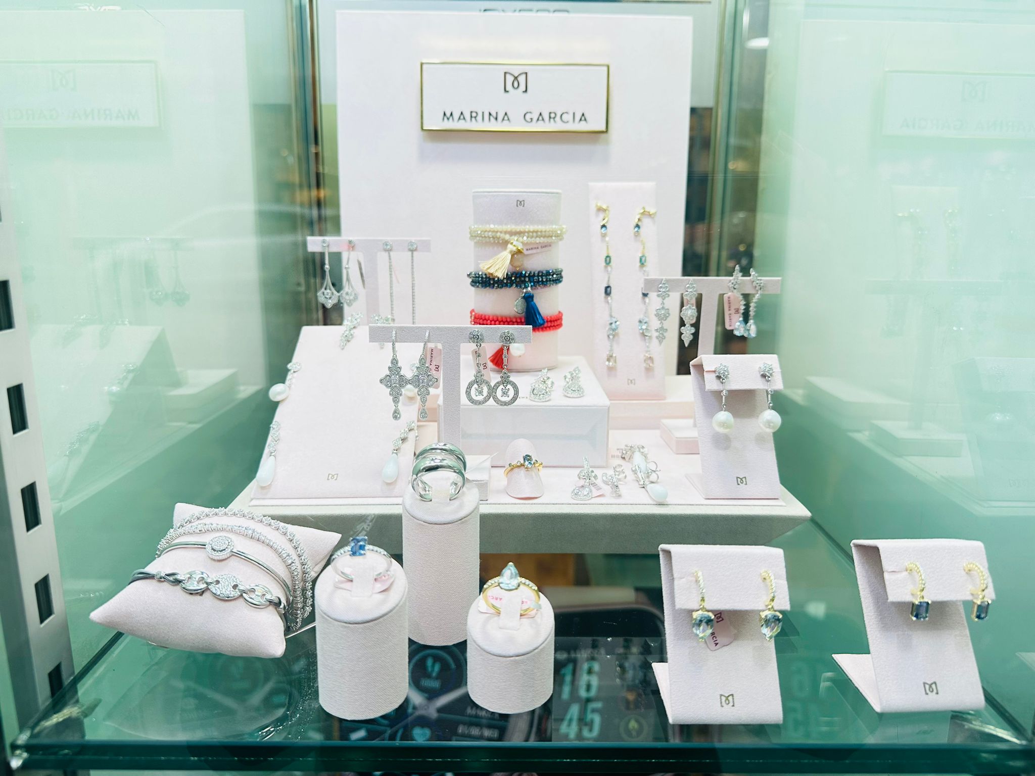 Vitrina con joyas de plata de la firma Marina García