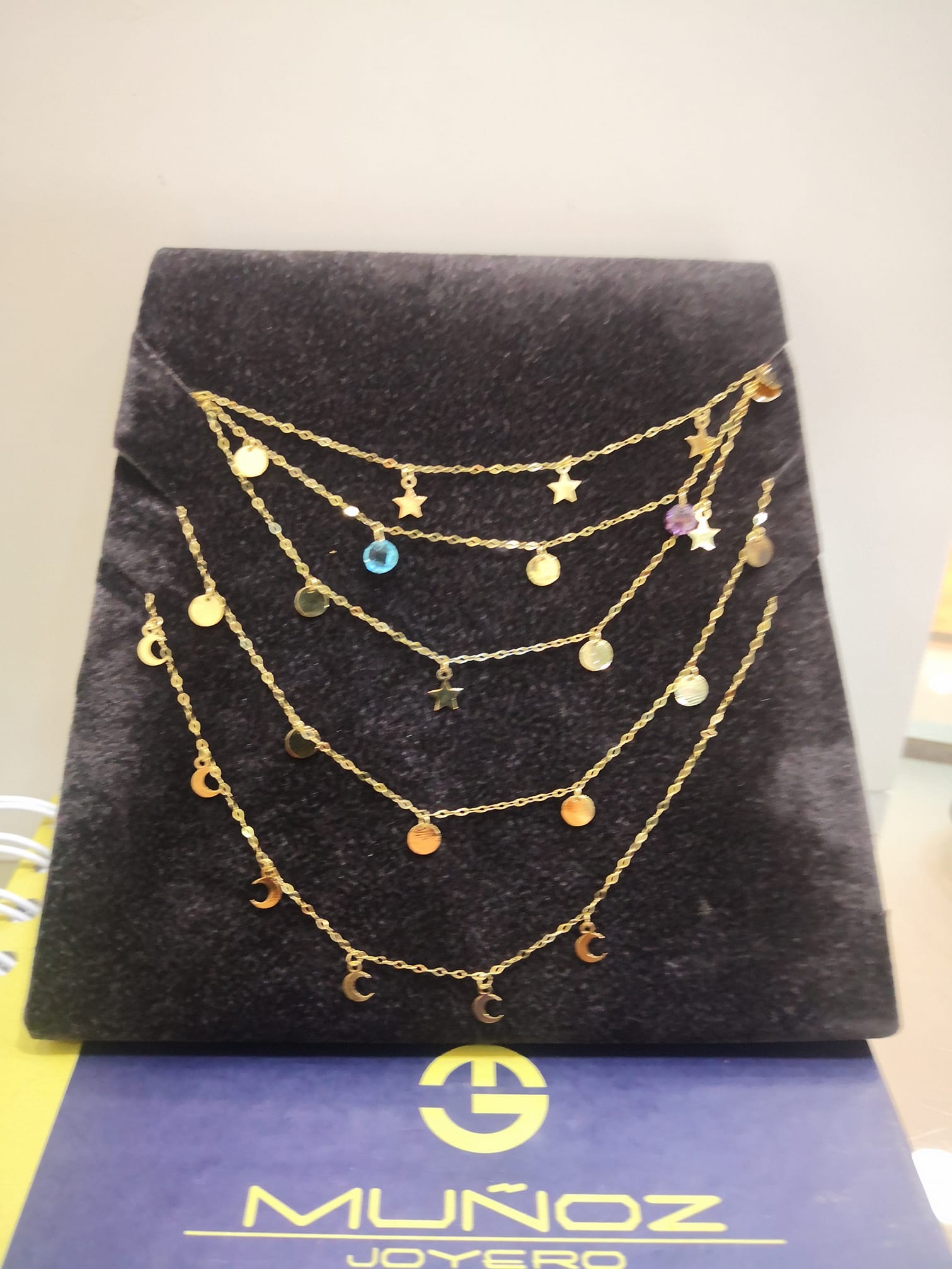 Collares y gargantillas en oro con colgantes de estrellas y lunas