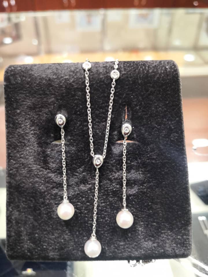 Conjunto de collar y pendientes de perlas y oro blanco con diamantes