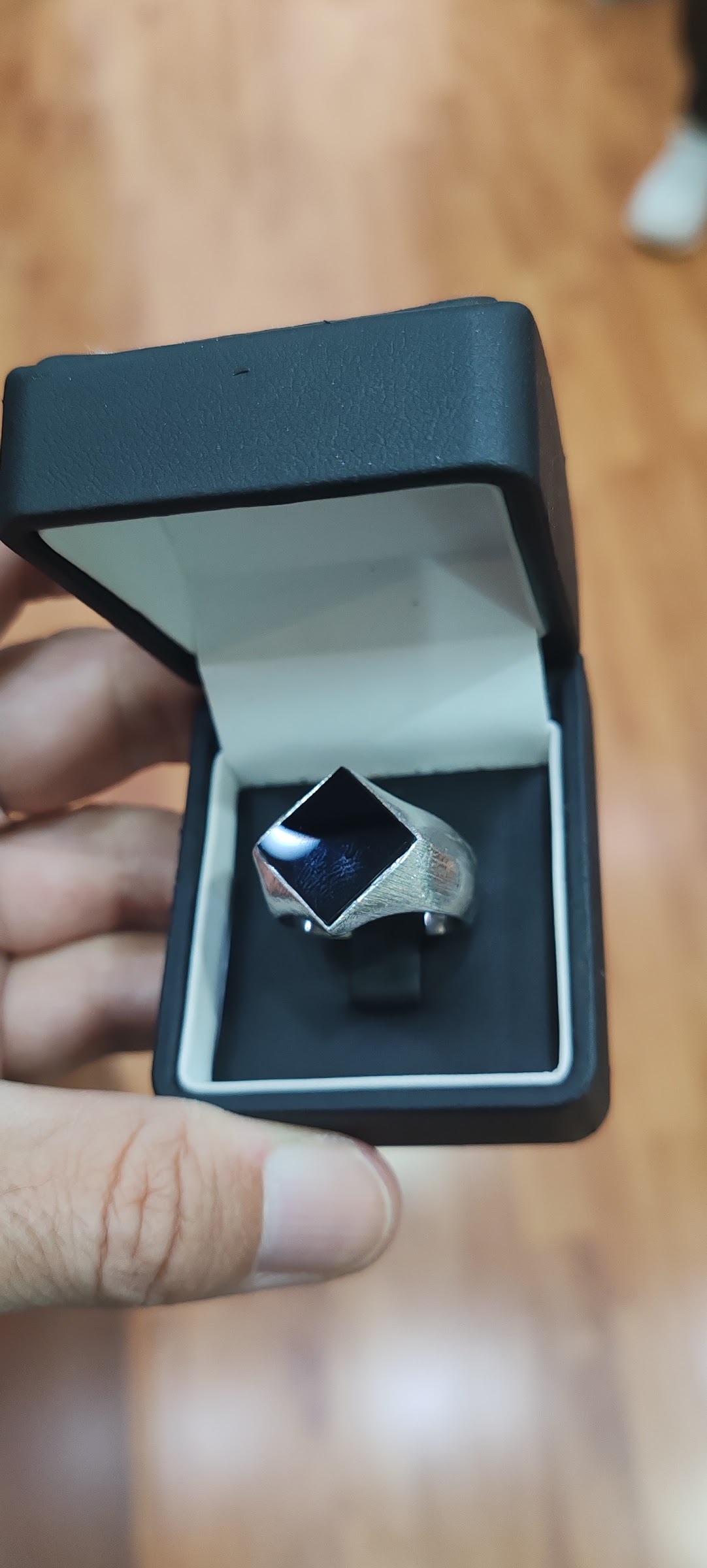 Sello de caballero en plata con piedra negra